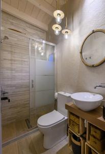 y baño con aseo, lavabo y espejo. en Fiorela's casa- A stylish loft apartment in the heart of Preveza en Preveza