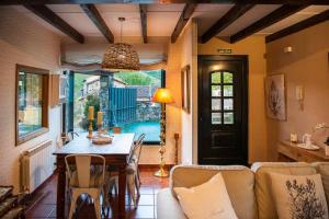 ein Wohnzimmer mit einem Tisch und einem Sofa in der Unterkunft Casa rural la castañona in Buiza