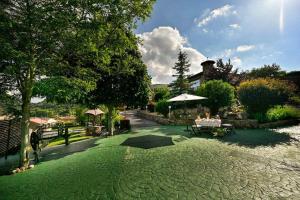 a garden with people sitting at a table in the grass at Casa rural la castañona in Buiza