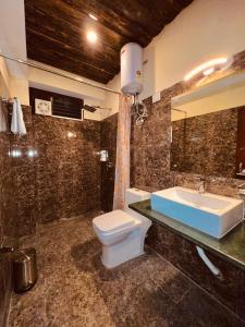 een badkamer met een toilet en een wastafel bij The Country House in Lachung