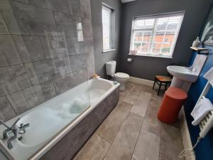 Gallery image of The Mews by Spires Accommodation oozing with character, this a fabulous place to stay in Burton-upon--Trent in Burton upon Trent