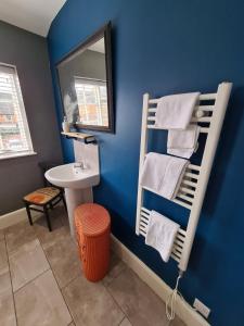 Bathroom sa The Mews by Spires Accommodation oozing with character, this a fabulous place to stay in Burton-upon--Trent