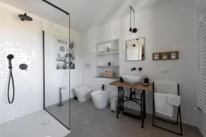 uma casa de banho com um chuveiro, um lavatório e um WC. em Perfect Night Bed & Breakfast em Govone