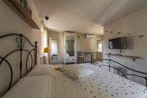 um quarto com uma cama e uma televisão na parede em Perfect Night Bed & Breakfast em Govone