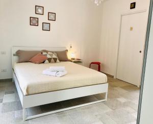 a bedroom with a white bed in a room at Almasarda in Olbia