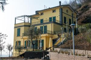 une maison jaune sur le côté d'une colline dans l'établissement Hotel Ca' di Gali, à Sasso Marconi