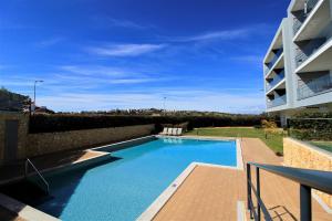 アルブフェイラにあるAlbufeira Prestige With Pool by Homingの隣のスイミングプール(椅子付)