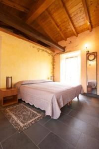 een slaapkamer met een groot bed in een kamer bij Residenza Pesce D'Oro in Verbania