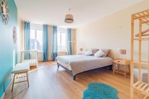Gergny的住宿－Gîte un Air de Campagne，一间卧室配有一张带蓝色窗帘和梯子的床