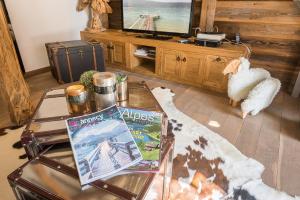 a living room with a coffee table and a television at ST-JORIOZ - C'est une maison bleue, 6pax 3 ch, LLA Selections by Location lac Annecy in Saint-Jorioz