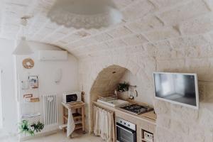 A kitchen or kitchenette at Casa Vacanza Portanuova Monopoli by MONHOLIDAY