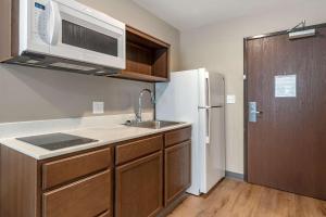 Kuchyň nebo kuchyňský kout v ubytování WoodSpring Suites Austin Georgetown