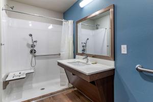 Koupelna v ubytování WoodSpring Suites Austin Georgetown