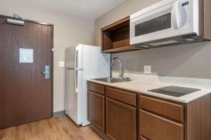 Kuchyň nebo kuchyňský kout v ubytování WoodSpring Suites Austin Georgetown
