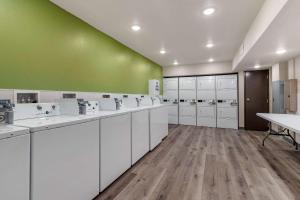 Kuchyň nebo kuchyňský kout v ubytování WoodSpring Suites Austin Georgetown