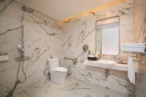 A bathroom at Radisson Hotel Danang