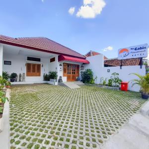 een huis met een oprit ervoor bij The Cabin Purwokinanti Hotel in Yogyakarta