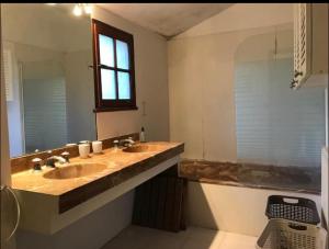 Un baño con dos lavabos y un espejo grande. en Le hameau des pins, en Boulouris-sur-Mer 13 fotos más