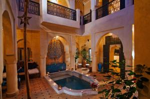 Bazén v ubytování Riad Papillon by Marrakech Riad nebo v jeho okolí