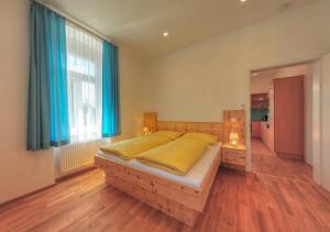 1 dormitorio con cama grande y ventana grande en Seeappartements Bundschuh, en Velden am Wörthersee