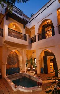 Bazén v ubytování Riad Papillon by Marrakech Riad nebo v jeho okolí