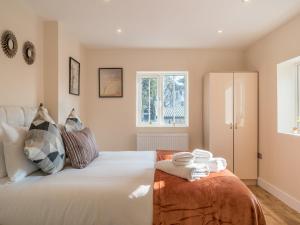 a bedroom with a bed with towels on it at Pass the Keys Renovated Victorian Apartment In Ealing in London