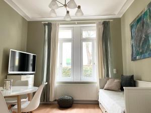 Μια τηλεόραση ή/και κέντρο ψυχαγωγίας στο Charming Central Apartments