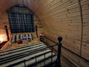 Krevet ili kreveti u jedinici u okviru objekta Achmeney Glamping Pod Larger than Average Pod