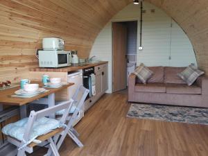 Kuhinja ili čajna kuhinja u objektu Achmeney Glamping Pod Larger than Average Pod