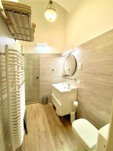 ブダペストにあるTeresa Apartmentのバスルーム(洗面台、トイレ、鏡付)