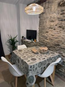 A television and/or entertainment centre at Apartaments Albiñana