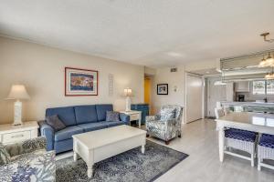 ein Wohnzimmer mit einem blauen Sofa und einem Tisch in der Unterkunft Sandpiper Cove 1082 Destin Condo in Destin