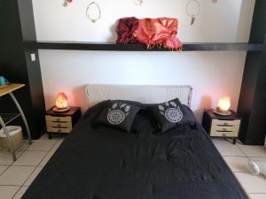 Postel nebo postele na pokoji v ubytování Jolie chambre climatisée avec balcon chez l'habitant
