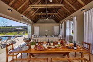 ein Esszimmer mit einem Tisch mit Speise- und Weingläsern in der Unterkunft Brookdale Estate - Manor House in Paarl