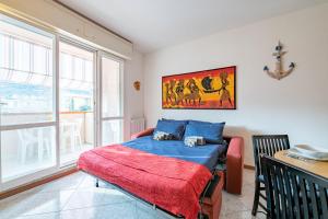 1 dormitorio con 1 cama con manta roja en Casa Rinalmas FREE PARKING & WIFI, en Castiglione della Pescaia