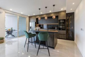 Küche/Küchenzeile in der Unterkunft Carmen - Luxury 2-Bedroom Apartment - Downtown