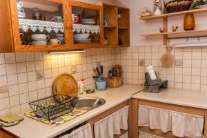 Kuchnia lub aneks kuchenny w obiekcie Leśna Zagroda