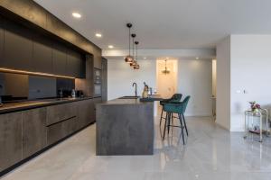 Küche/Küchenzeile in der Unterkunft Carmen - Luxury 2-Bedroom Apartment - Downtown