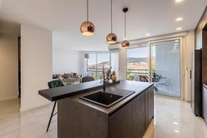 eine Küche mit Spüle und ein Wohnzimmer in der Unterkunft Carmen - Luxury 2-Bedroom Apartment - Downtown in Split