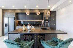Küche/Küchenzeile in der Unterkunft Carmen - Luxury 2-Bedroom Apartment - Downtown