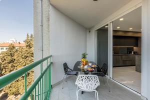 Ein Balkon oder eine Terrasse in der Unterkunft Carmen - Luxury 2-Bedroom Apartment - Downtown