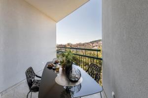 Ein Balkon oder eine Terrasse in der Unterkunft Carmen - Luxury 2-Bedroom Apartment - Downtown