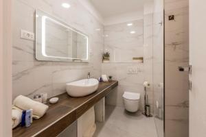 Ein Badezimmer in der Unterkunft Carmen - Luxury 2-Bedroom Apartment - Downtown