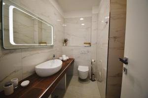 Ein Badezimmer in der Unterkunft Carmen - Luxury 2-Bedroom Apartment - Downtown