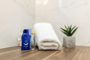 ein Handtuch und eine Flasche Lotion auf der Badezimmertheke in der Unterkunft Carmen - Luxury 2-Bedroom Apartment - Downtown in Split + 25 Fotos
