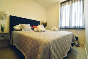 Ein Bett oder Betten in einem Zimmer der Unterkunft Carmen - Luxury 2-Bedroom Apartment - Downtown