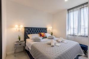 Ein Bett oder Betten in einem Zimmer der Unterkunft Carmen - Luxury 2-Bedroom Apartment - Downtown