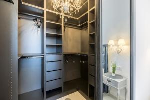 einen begehbaren Kleiderschrank mit einem Spiegel und einem Kronleuchter in der Unterkunft Carmen - Luxury 2-Bedroom Apartment - Downtown in Split