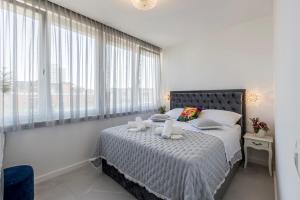 Ein Bett oder Betten in einem Zimmer der Unterkunft Carmen - Luxury 2-Bedroom Apartment - Downtown