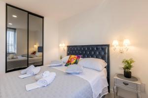 Ein Bett oder Betten in einem Zimmer der Unterkunft Carmen - Luxury 2-Bedroom Apartment - Downtown